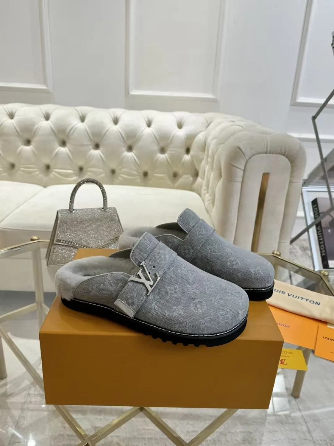 p600✨ LV Couple’s Wool Slippers｜Full of high-end feel, the soles of your feet are luxurious✨ We have achieved the ultimate restoration of the "higher version" of this pair of LV classic toe-toe slippers! 👫💫 🌟 The core advantages are clear at a glance: ✔️ Original jacquard + cowhide fabric, delicate texture, high-end at first glance; ✔️ 280% pure wool lining, wearing barefoot is like stepping on clouds ☁️, soft and skin-friendly and not sweaty; ✔️ Non-slip rubber bottom + three-dimensional toe design, super stable for walking, fashionable and practical!  👀 Must-have attention to detail: Belt buckle + classic LV presbyopic elements, revealing the aura of a big-name brand in a low-key manner ~ Whether it is a couple dating or a trip with besties, both of them are the focus when they go out👟💖 ✨ Easily match the wardrobe: jeans + sweaters, lazy and casual style ✔️ Coat + skirt, refined and elegant ✔️ One pair of shoes can handle a variety of styles, and the sense of luxury is never artificial ~ #LV slippers #couple outfit #High-End Customization #Quality Shoes Recommendation Fabric: Yangjing/classic jacquard fabric Lining: Imported wool lining Sole: Original rubber sole Size: Female 35-41 Male 38-46